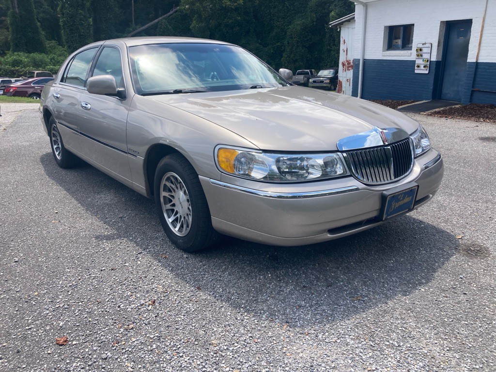 2002 Lincoln Town Car Image 3