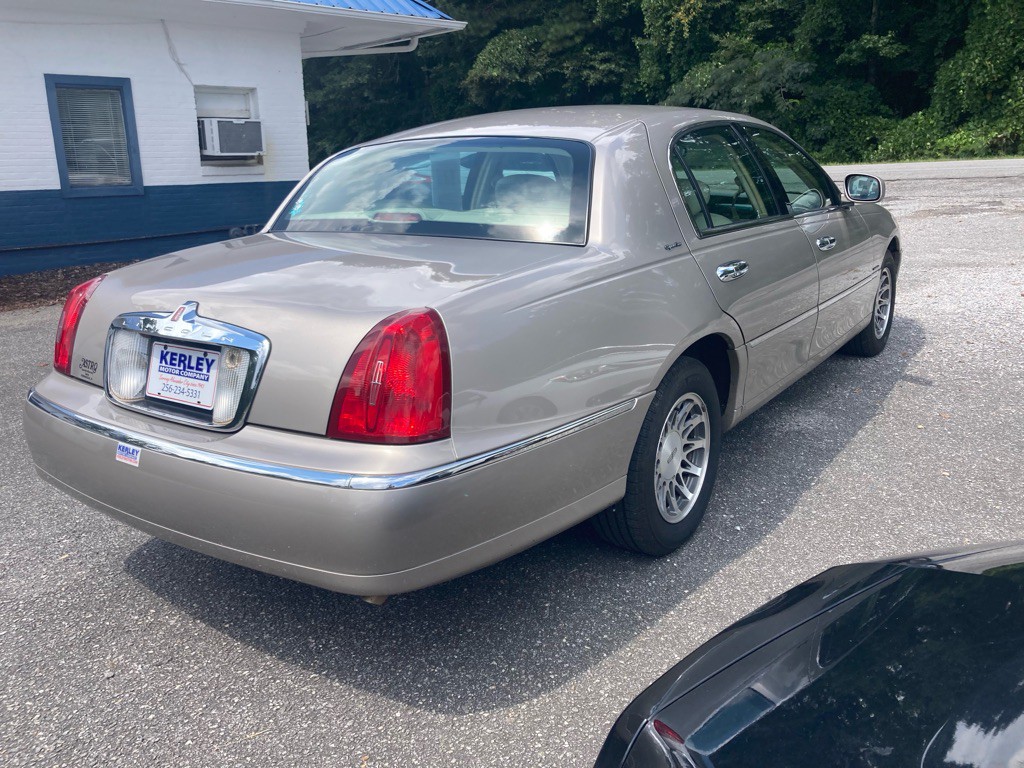 2002 Lincoln Town Car Image 4