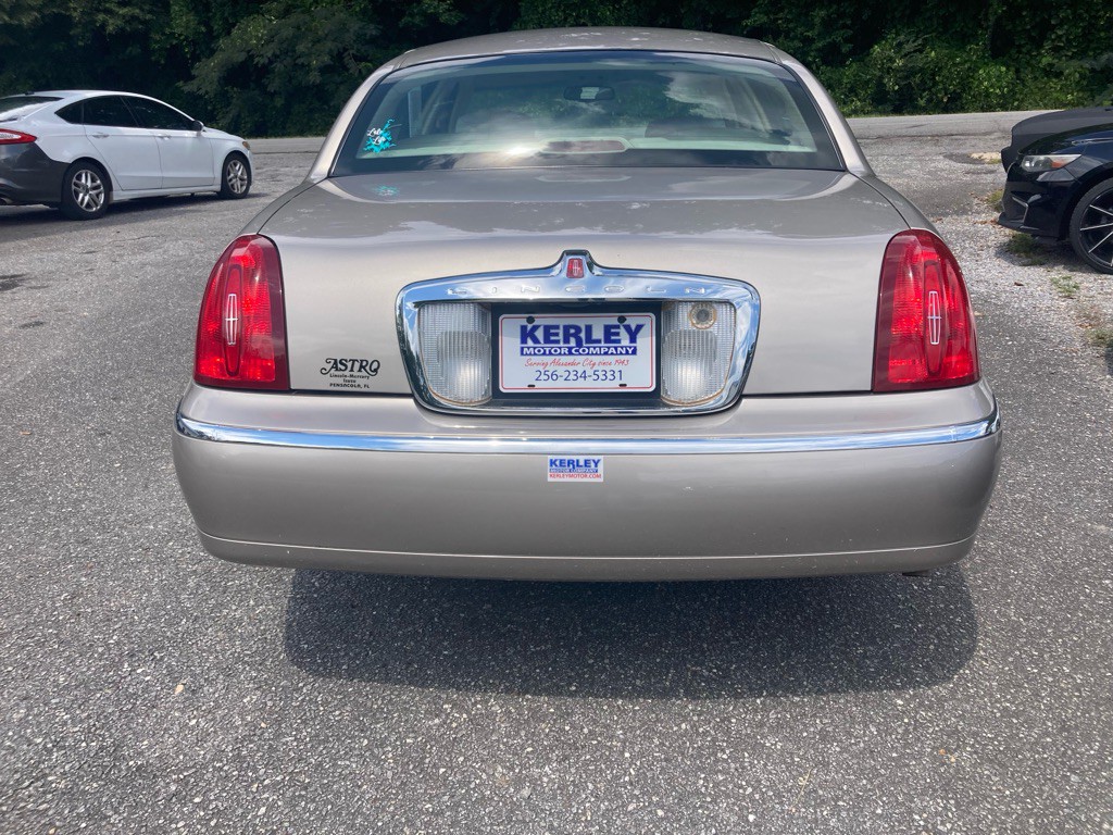 2002 Lincoln Town Car Image 5