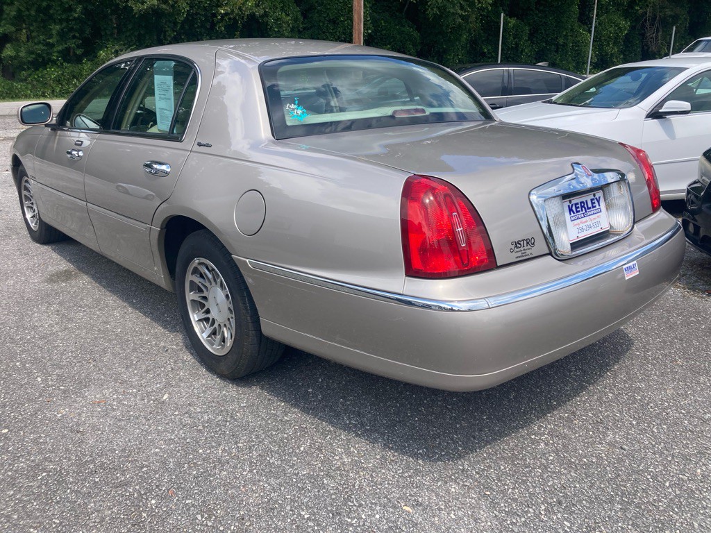 2002 Lincoln Town Car Image 6