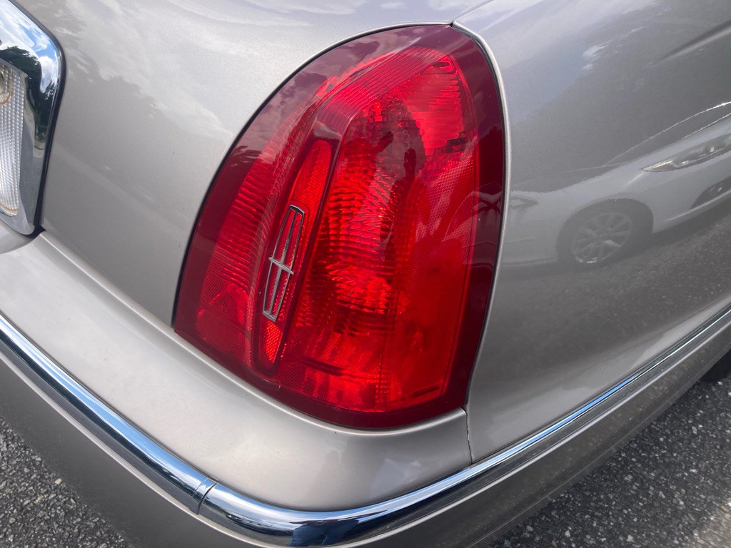2002 Lincoln Town Car Image 14