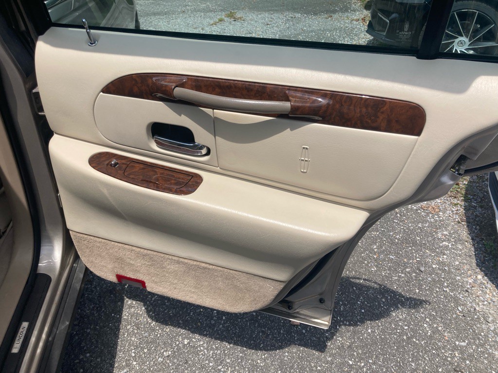 2002 Lincoln Town Car Image 22