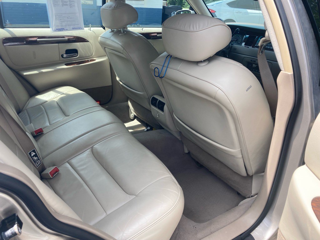 2002 Lincoln Town Car Image 23