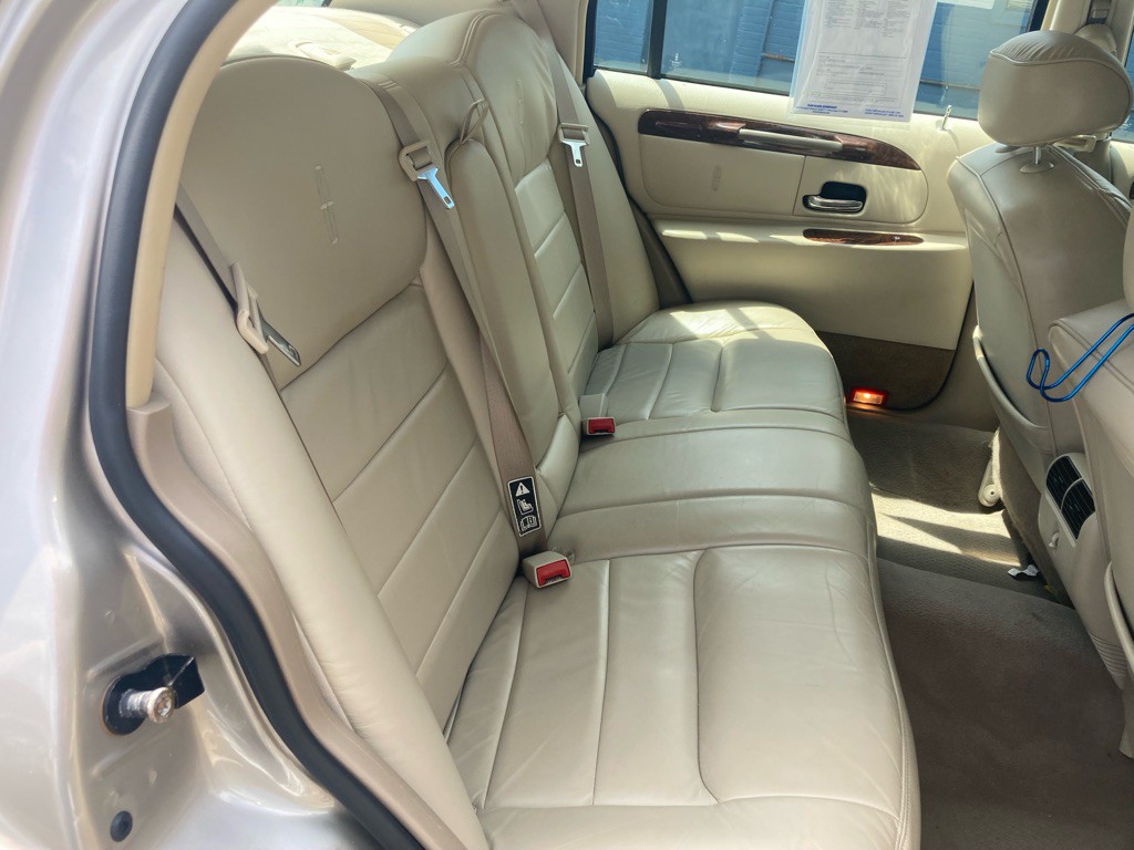 2002 Lincoln Town Car Image 24