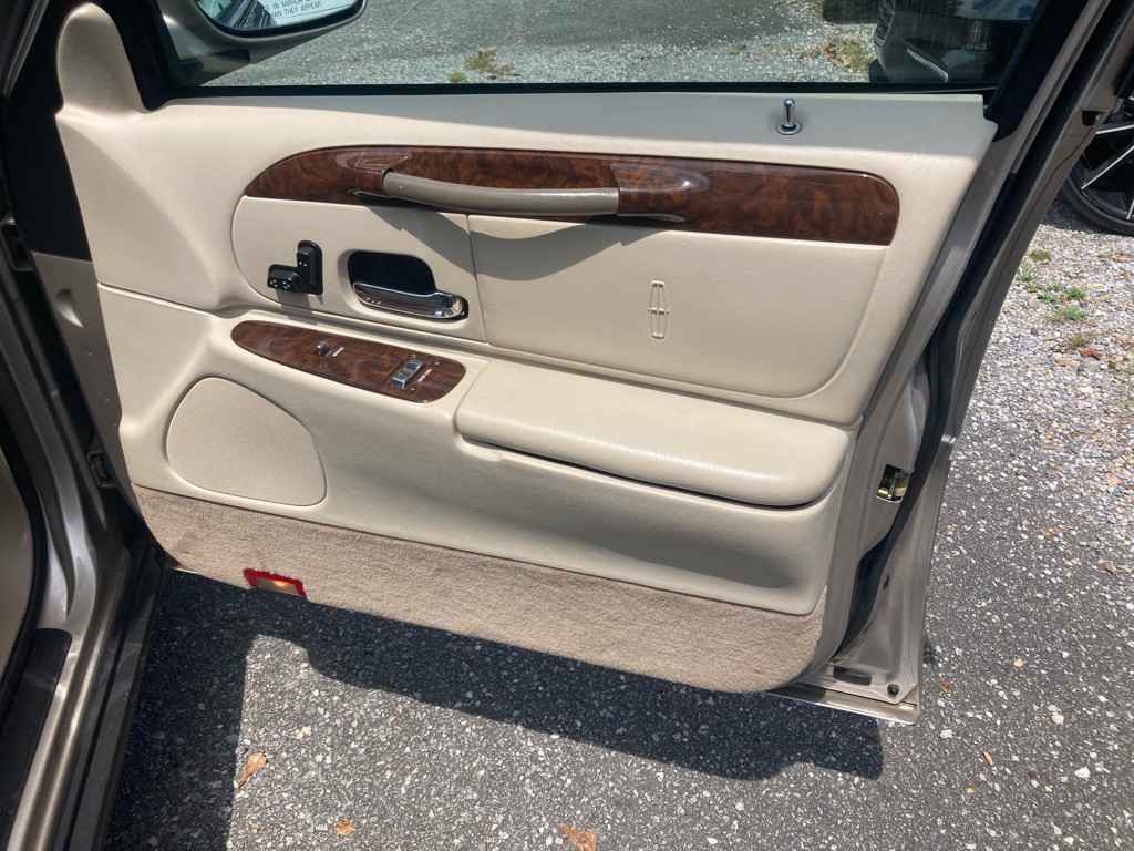 2002 Lincoln Town Car Image 25