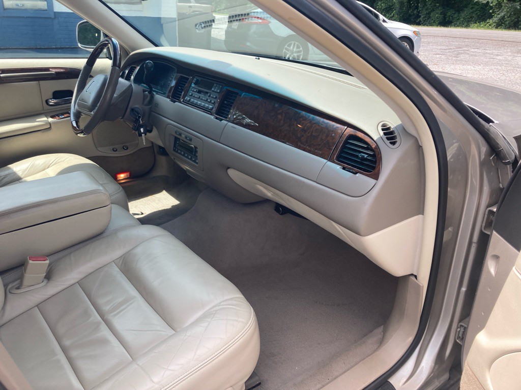 2002 Lincoln Town Car Image 26