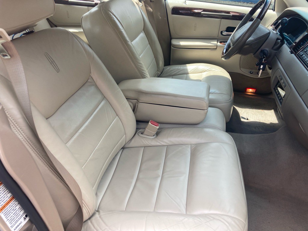 2002 Lincoln Town Car Image 27