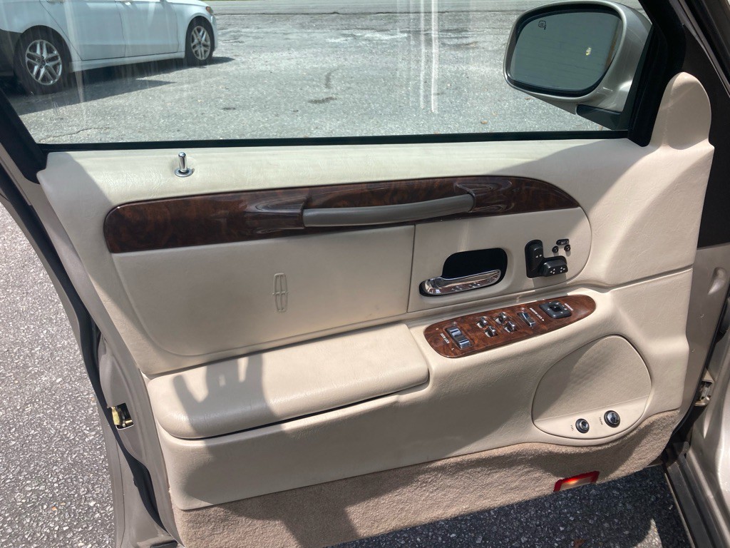 2002 Lincoln Town Car Image 29