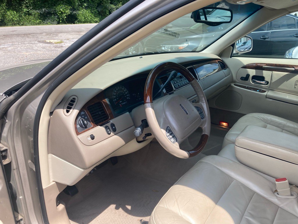 2002 Lincoln Town Car Image 30