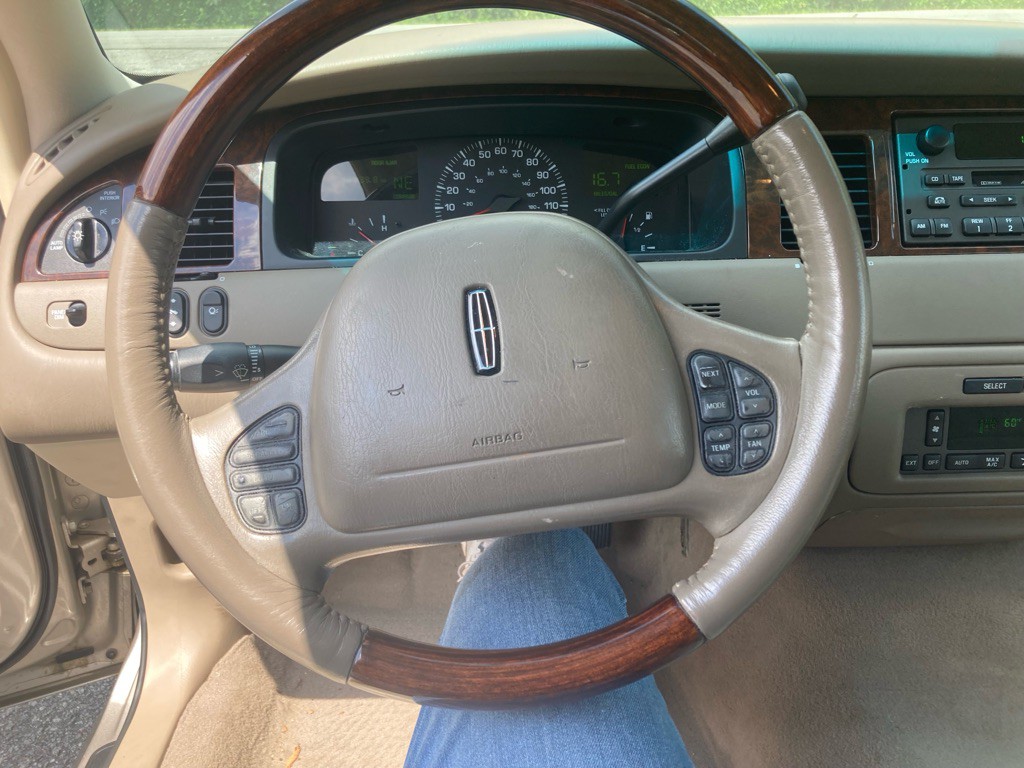 2002 Lincoln Town Car Image 33