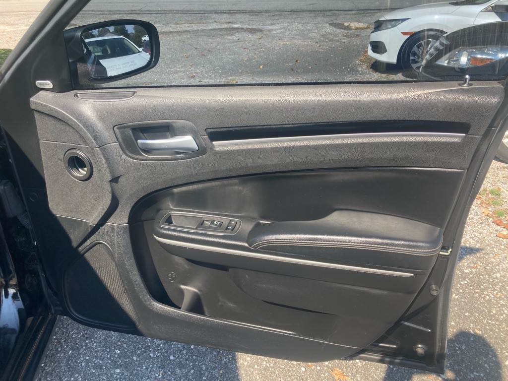2019 Chrysler 300 Image 25