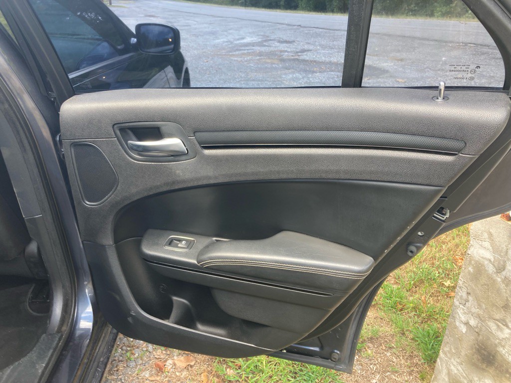2016 Chrysler 300 Image 23