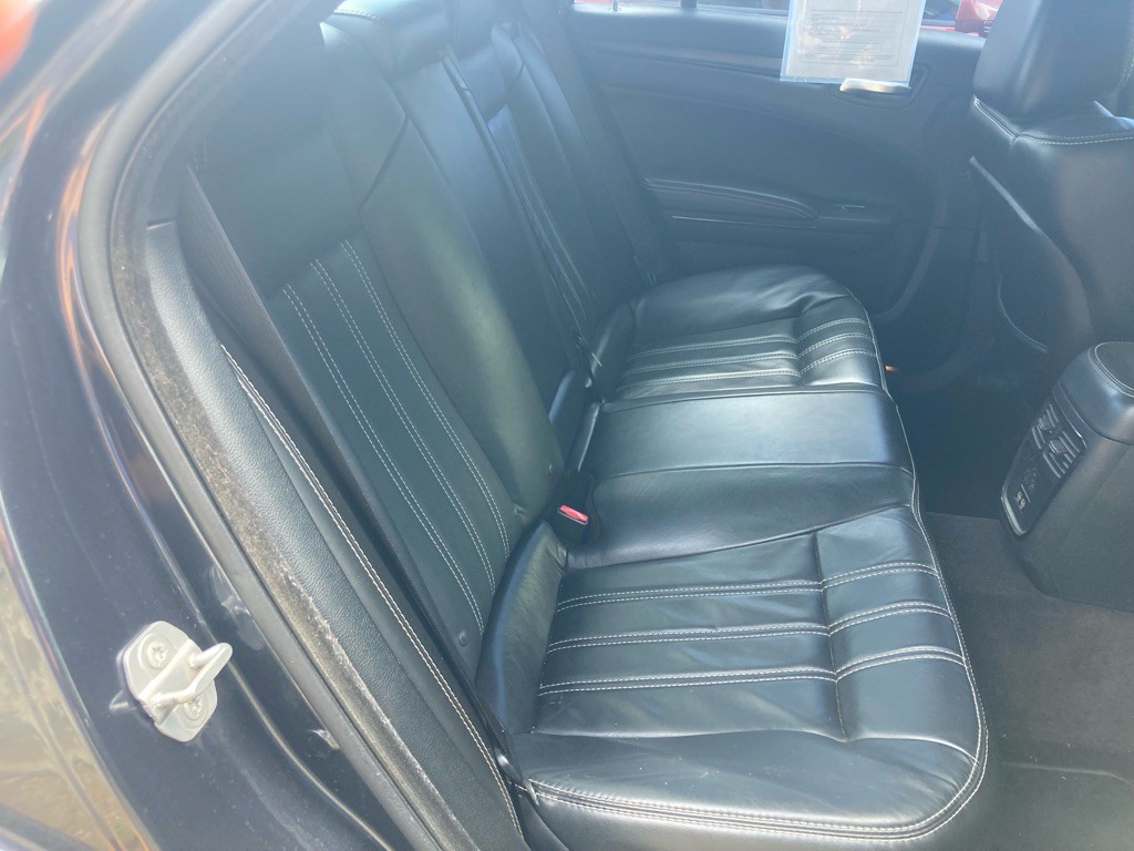 2016 Chrysler 300 Image 25