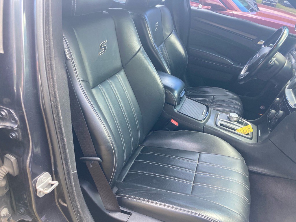 2016 Chrysler 300 Image 28