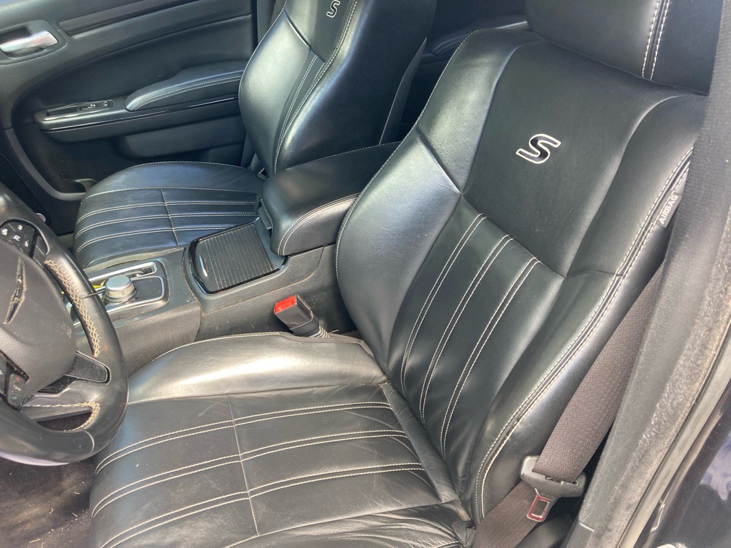 2016 Chrysler 300 Image 32