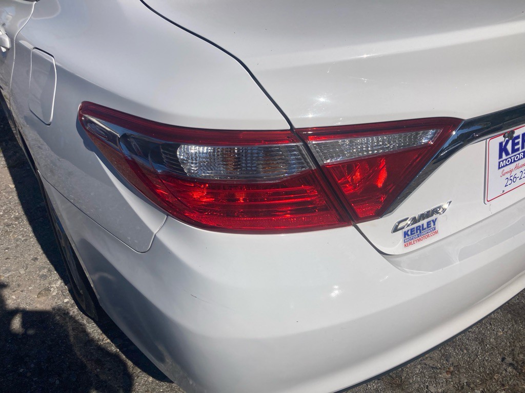 2017 Toyota Camry Image 21