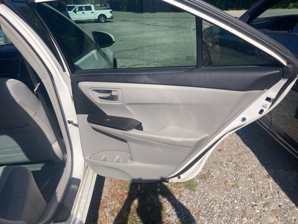 2017 Toyota Camry Image 25