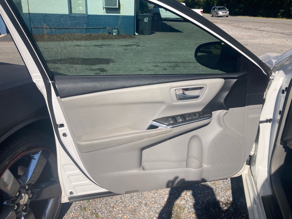 2017 Toyota Camry Image 33