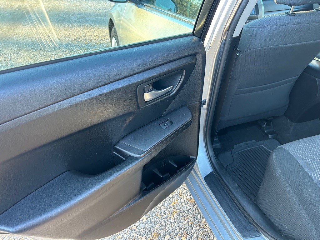 2016 Toyota Camry Image 17