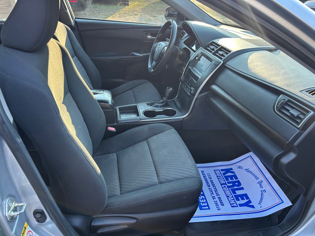 2016 Toyota Camry Image 18