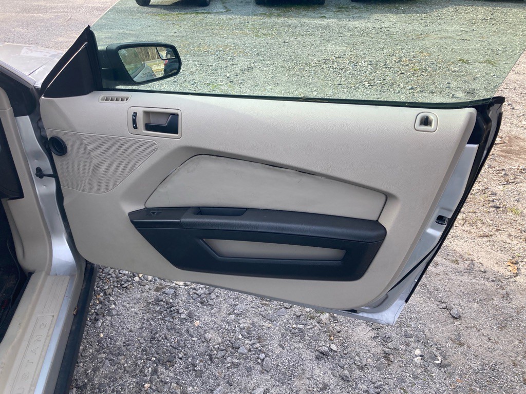 2011 Ford Mustang Image 18