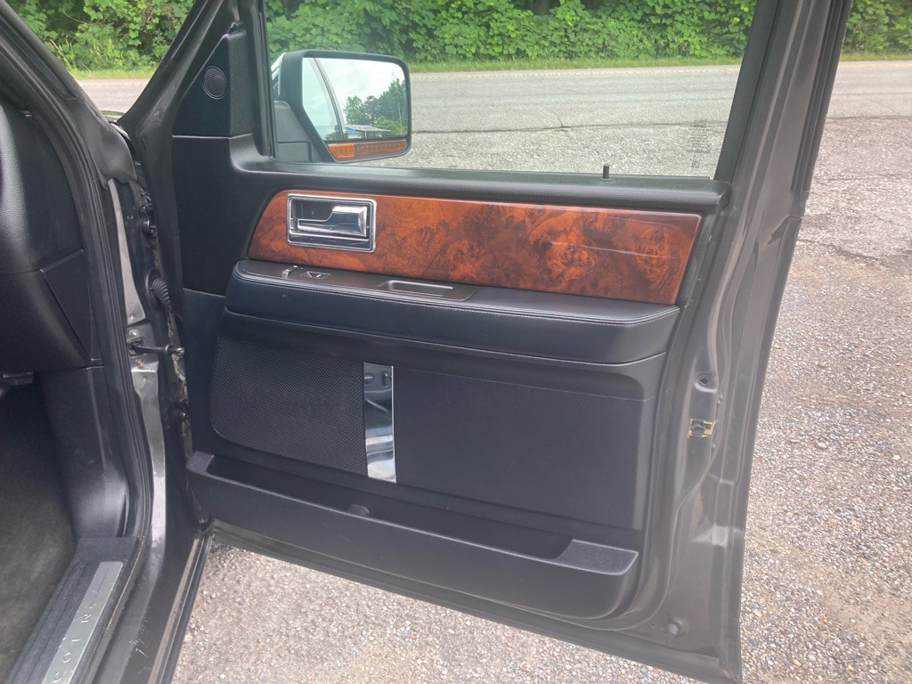 2017 Lincoln Navigator Image 32