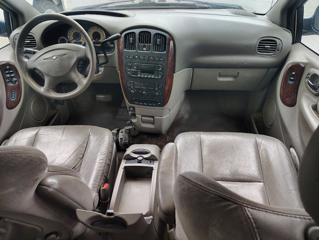 2001 Chrysler Town & Country Image 11