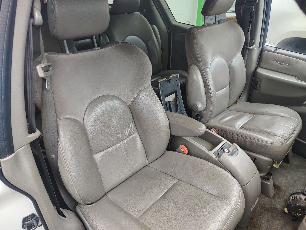 2001 Chrysler Town & Country Image 12