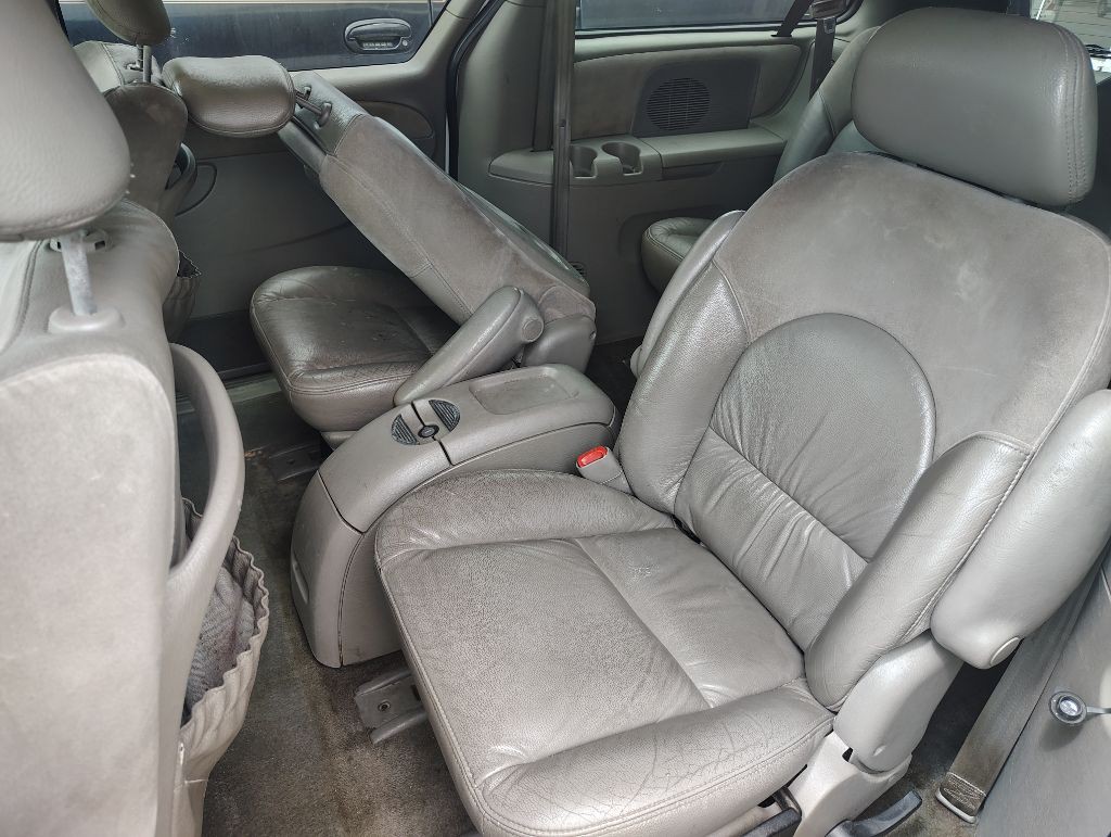 2001 Chrysler Town & Country Image 16
