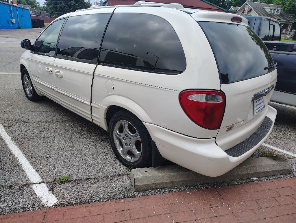 2001 Chrysler Town & Country Image 4