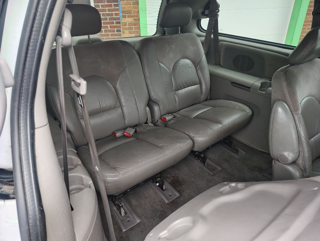 2001 Chrysler Town & Country Image 8