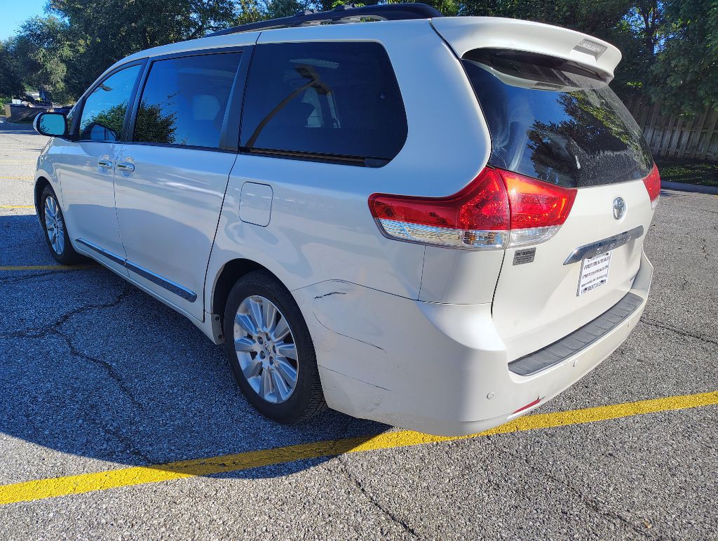 2013 Toyota Sienna Image 8