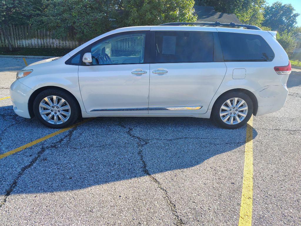 2013 Toyota Sienna Image 9