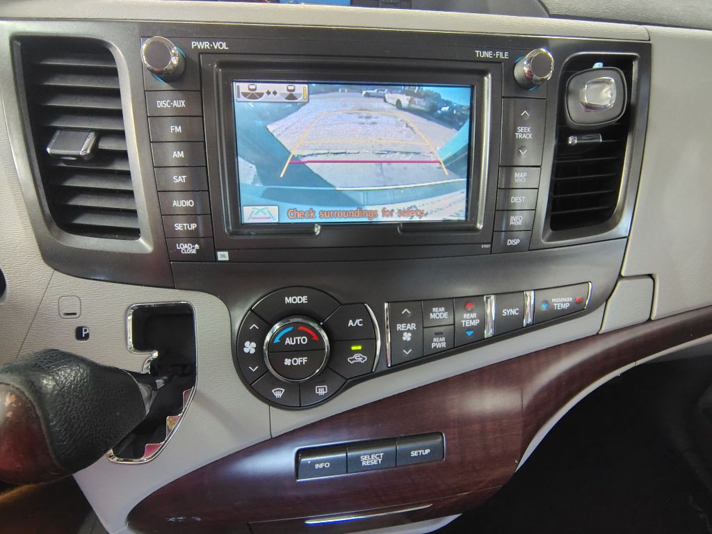 2013 Toyota Sienna Image 11