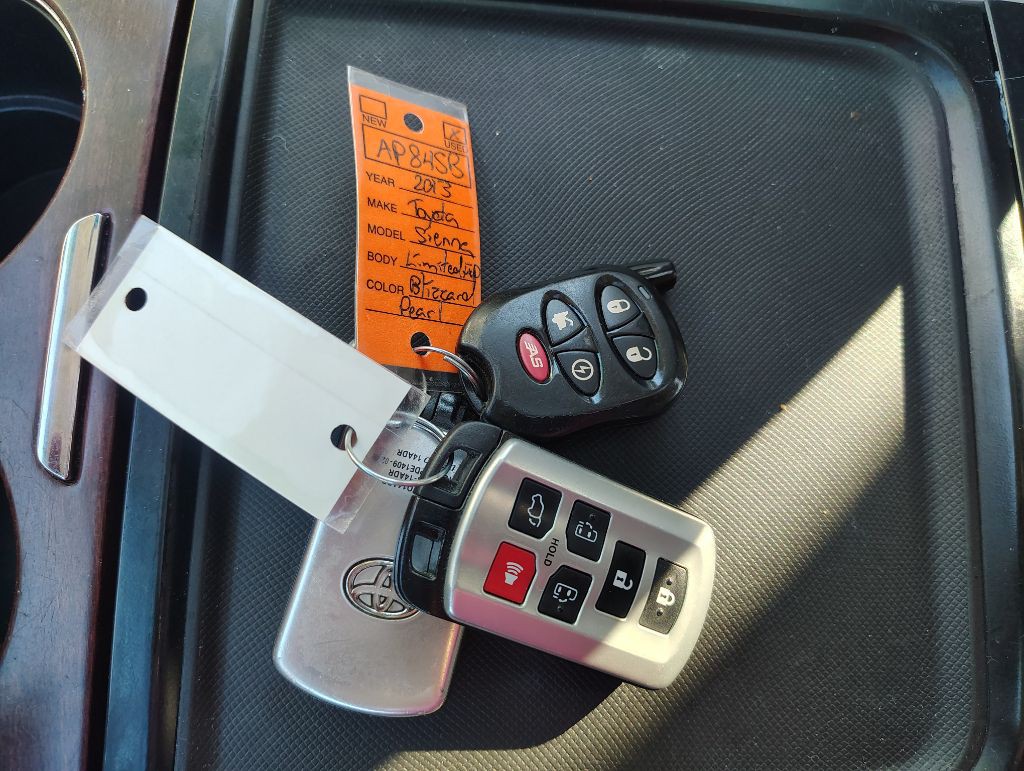 2013 Toyota Sienna Image 16