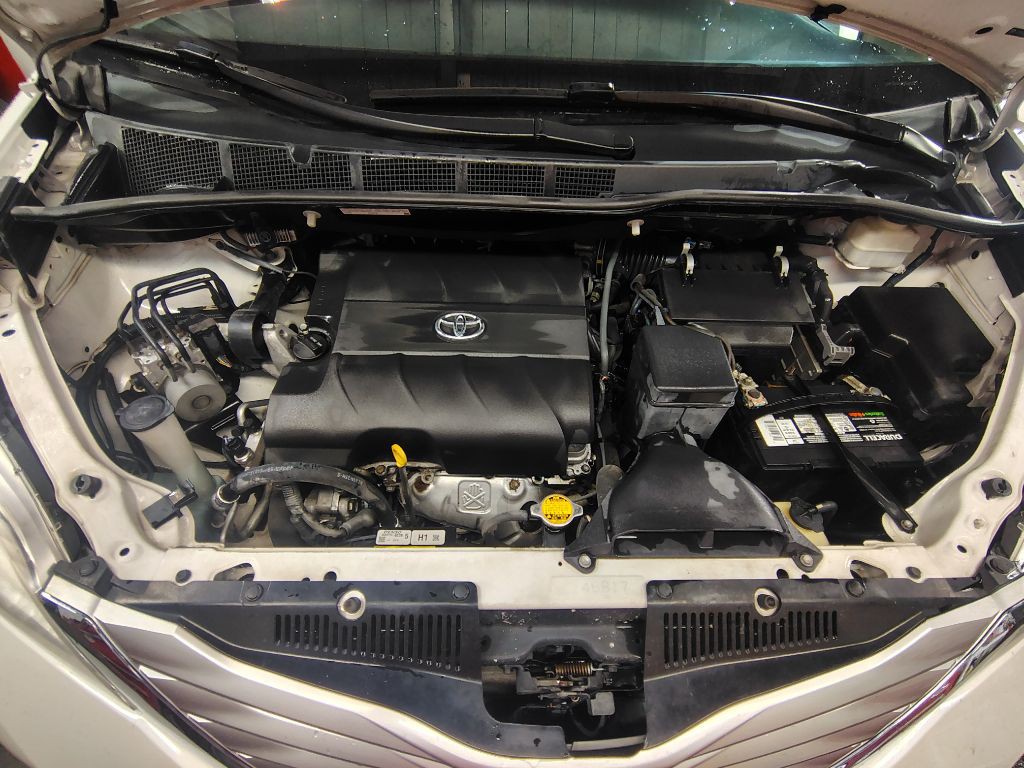 2013 Toyota Sienna Image 18