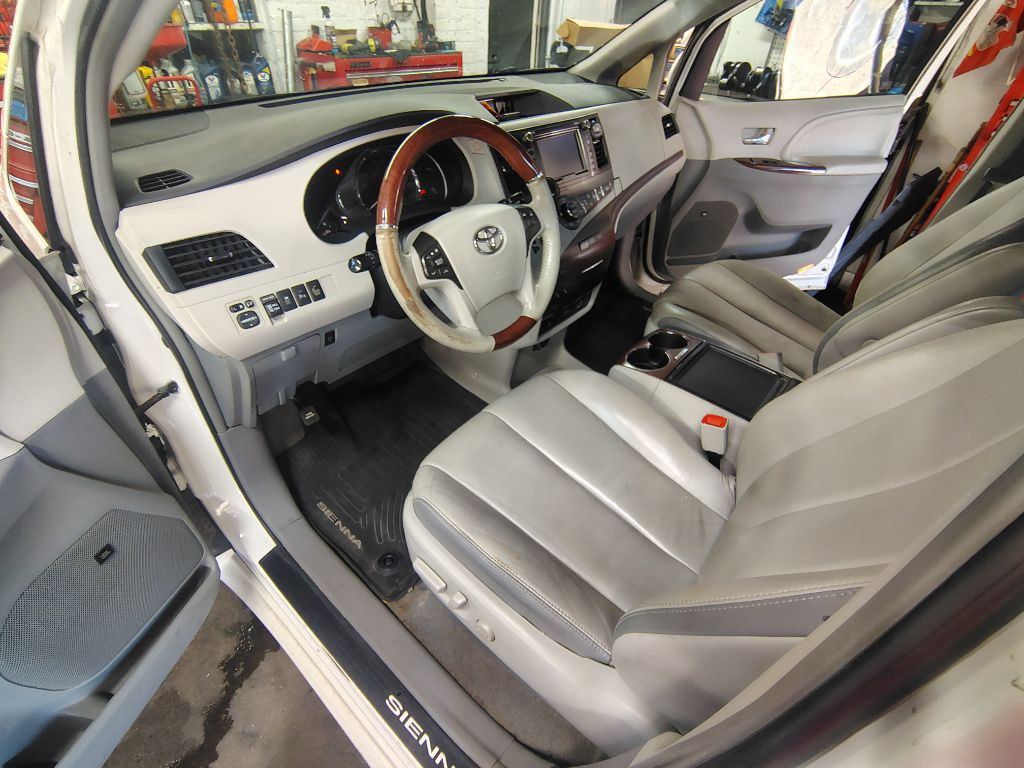 2013 Toyota Sienna Image 19