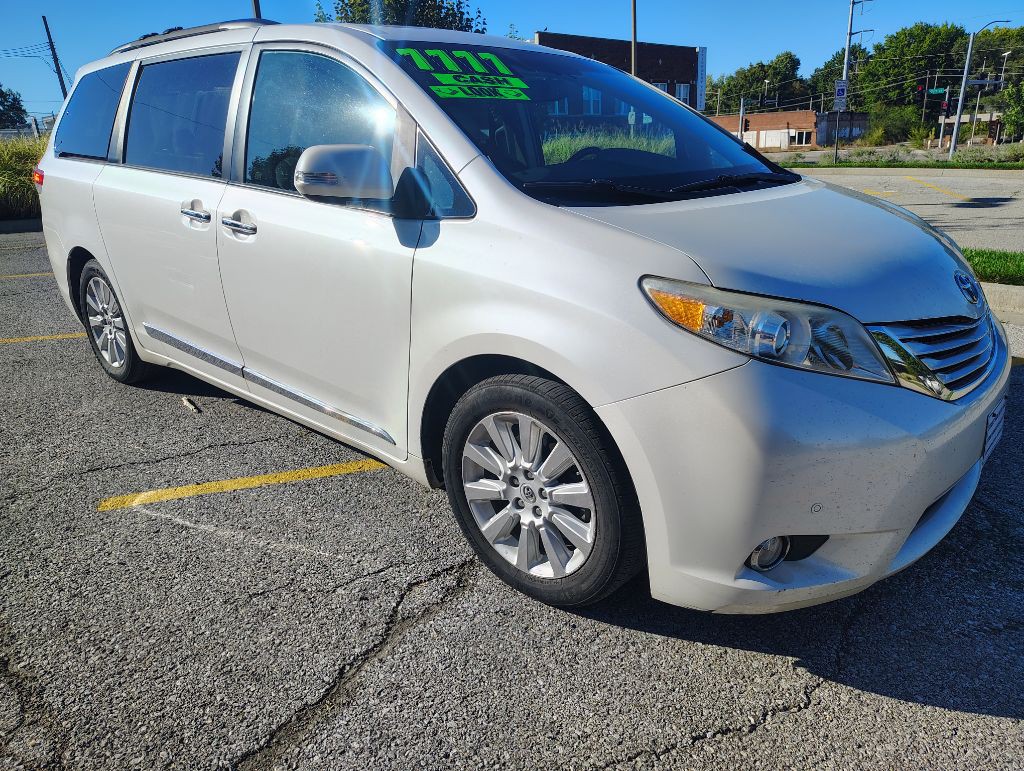 2013 Toyota Sienna Image 1