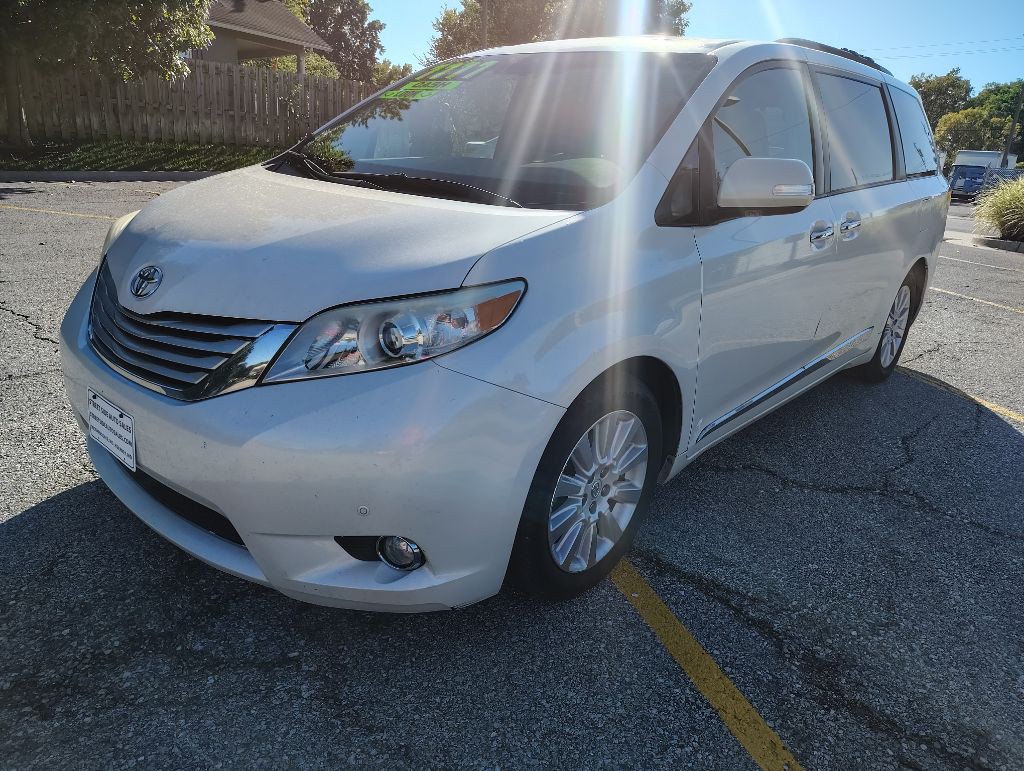 2013 Toyota Sienna Image 3