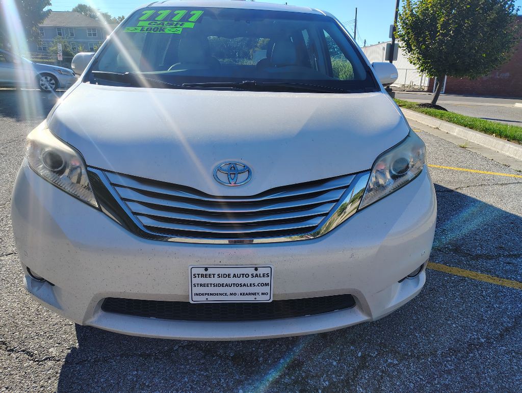 2013 Toyota Sienna Image 4