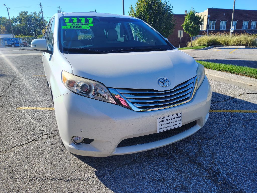 2013 Toyota Sienna Image 6