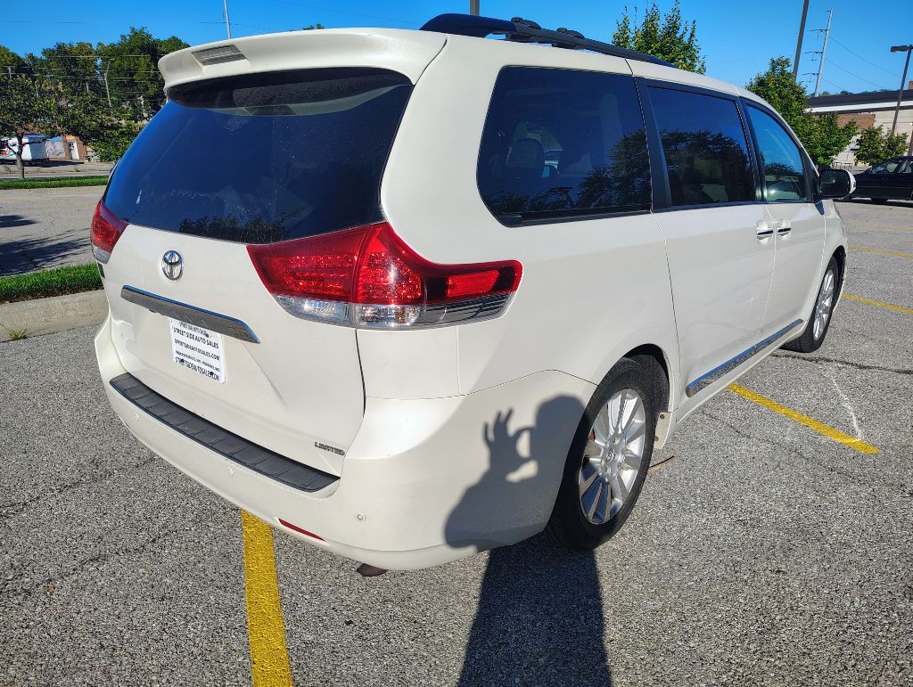2013 Toyota Sienna Image 7