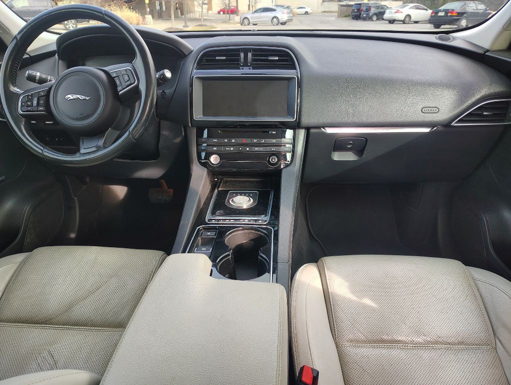 2017 Jaguar F-PACE Image 15