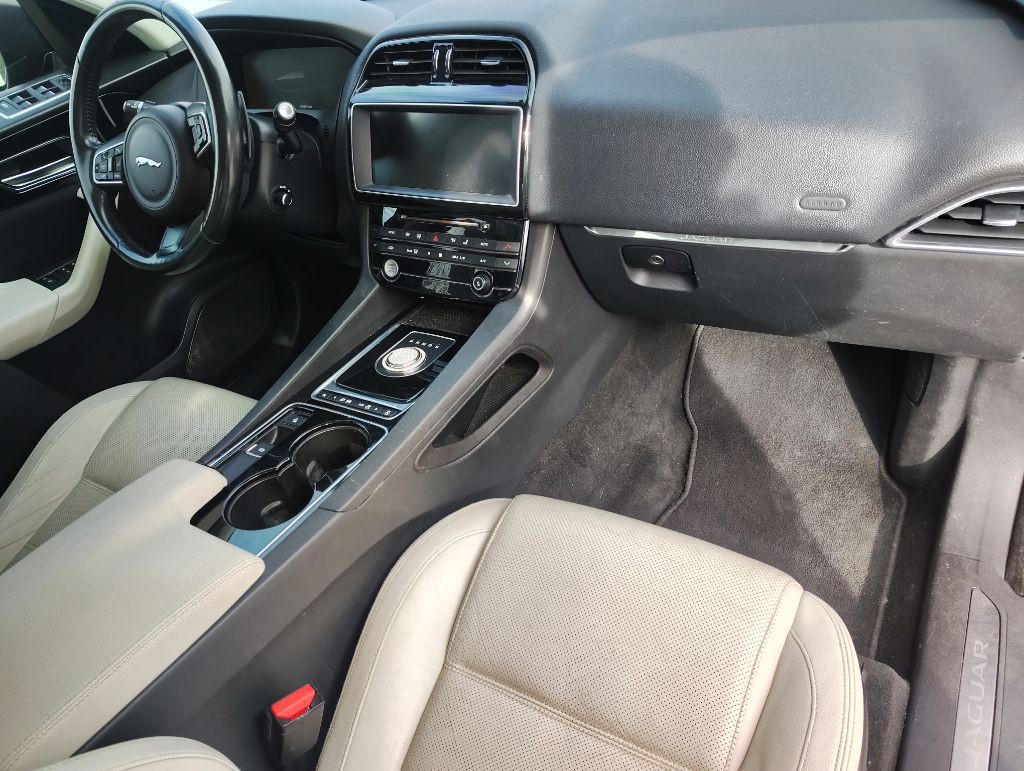 2017 Jaguar F-PACE Image 16