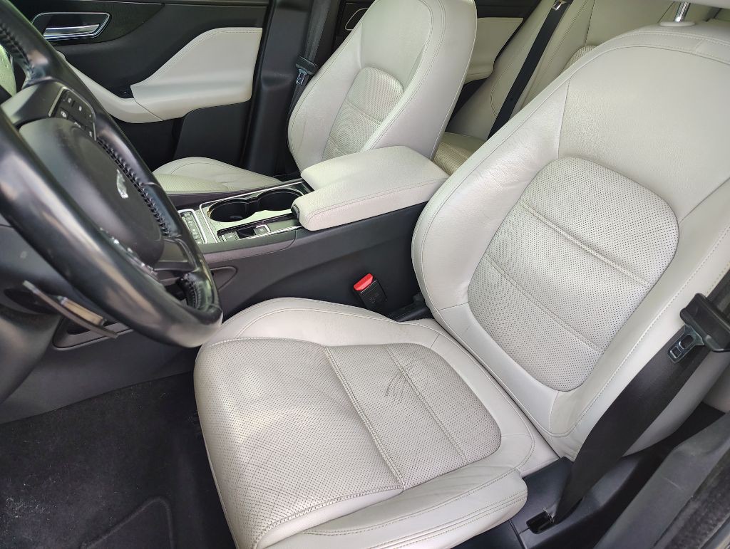 2017 Jaguar F-PACE Image 22