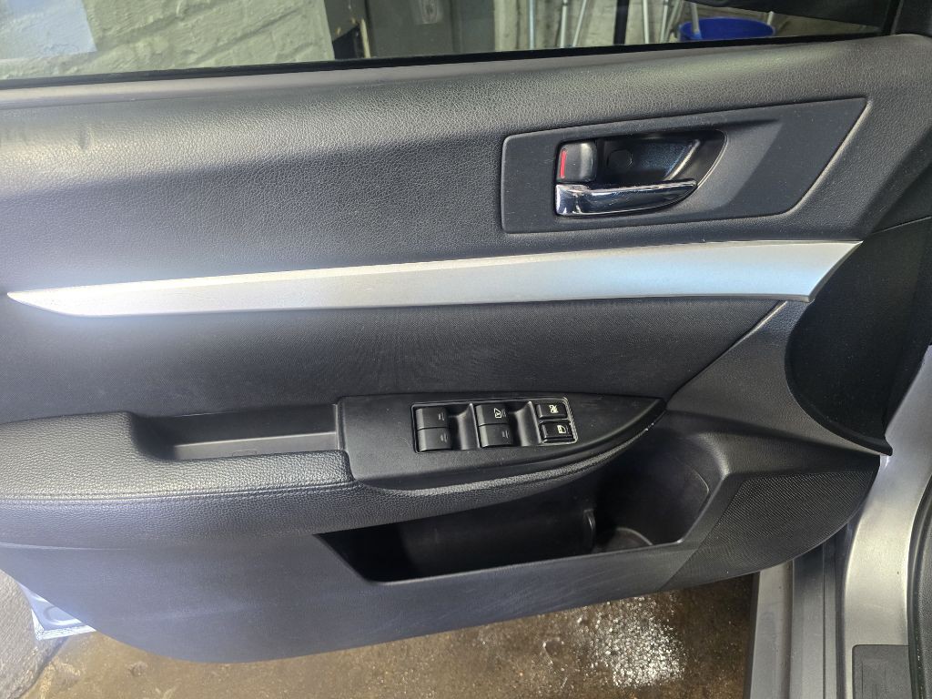 2011 Subaru Legacy Image 18