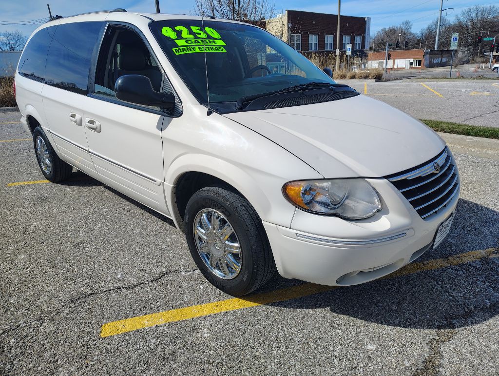 2006 Chrysler Town & Country Image 1