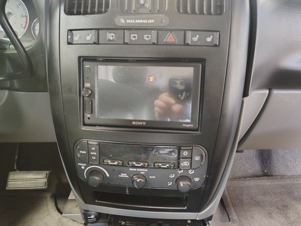 2006 Chrysler Town & Country Image 8