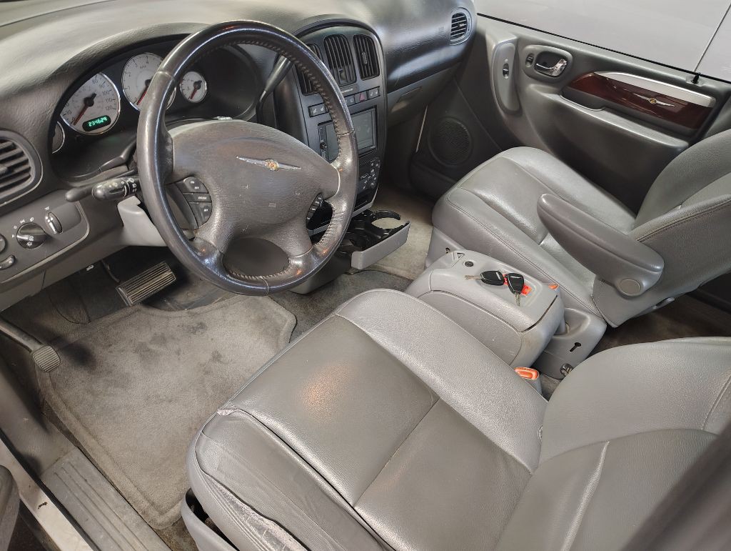 2006 Chrysler Town & Country Image 9