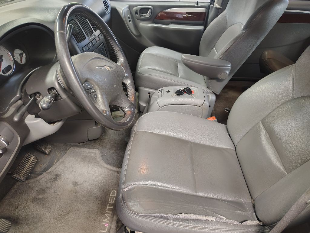 2006 Chrysler Town & Country Image 10